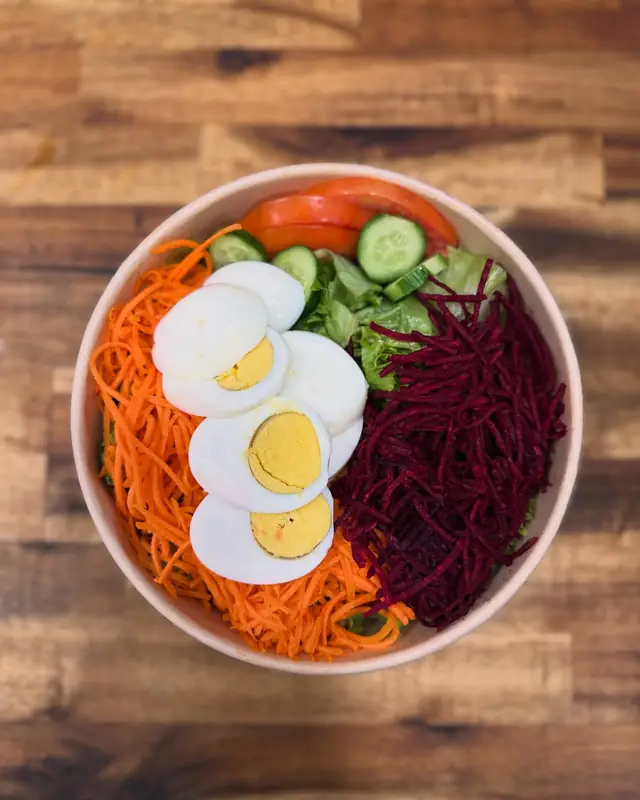 Salade de crudités fraîches : carottes, betteraves, œuf dur, tomate et concombre