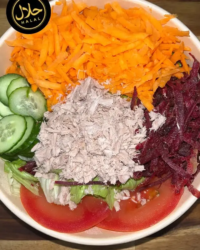 Salade composée au thon, carottes râpées, betteraves et concombre