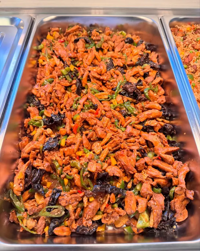 Sauté de poulet aux poivrons, champignons noirs et jeunes épis de maïs