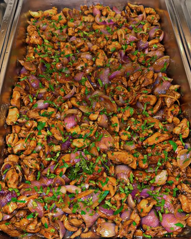 Sauté de poulet aux oignons rouges et persil, cuisine créole halal